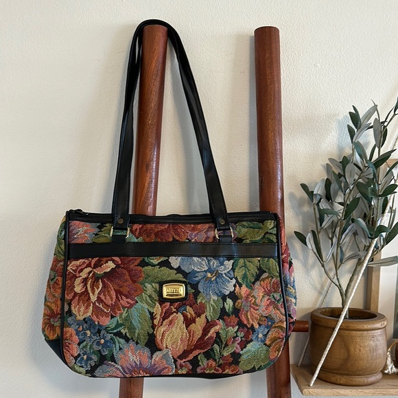 Vintage Handbags - NWOT vintage floral tapestry bag